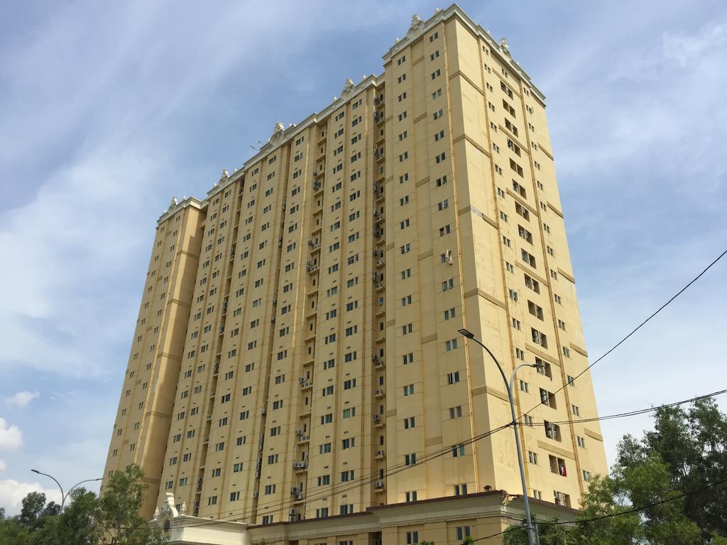 Queen Victoria Apartment Batam Exteriör bild